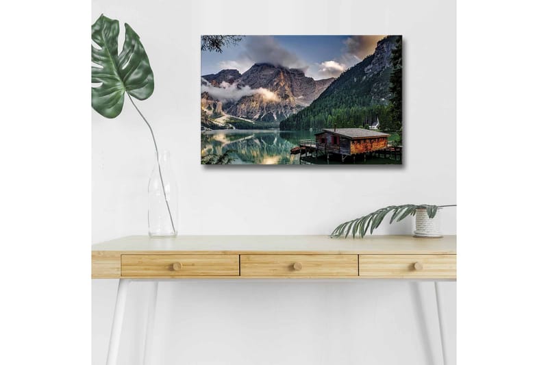 Canvastavla med LED-belysning - Stämningsfull fjällsjö med en trästuga vid vattnet, Grön / Blå / Brun