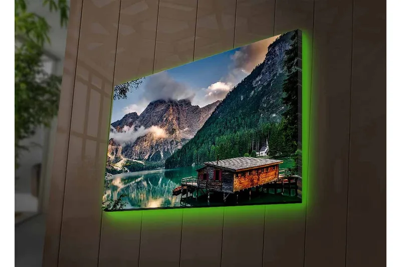 Canvastavla med LED-belysning - Stämningsfull fjällsjö med en trästuga vid vattnet - Grön / Blå / Brun - Inredning & dekor - Tavlor & konst - Canvastavla