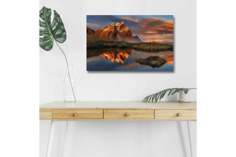 Canvastavla med LED-belysning - Storslagen fjällandskap med reflektioner i en stilla sjö, Orange / Blå / Grön