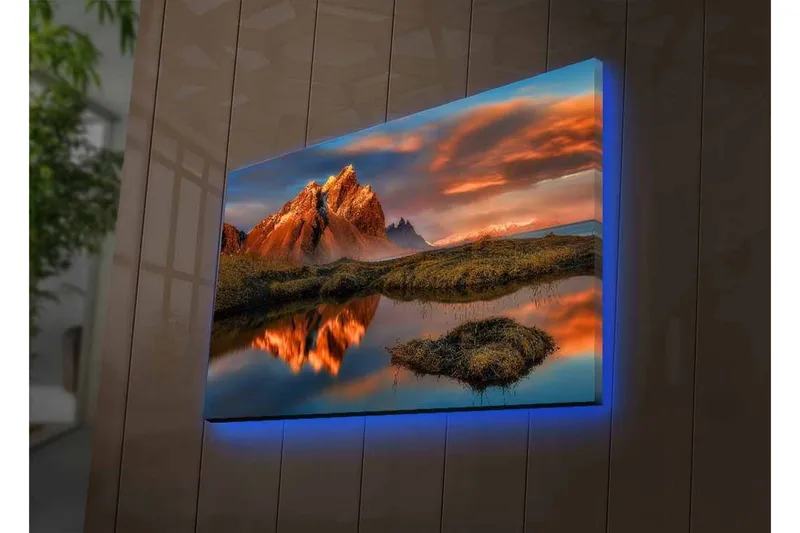 Canvastavla med LED-belysning - Storslagen fjällandskap med reflektioner i en stilla sjö - Orange / Blå / Grön - Inredning & dekor - Tavlor & konst - Canvastavla