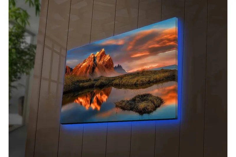 Canvastavla med LED-belysning - Storslagen fjällandskap med reflektioner i en stilla sjö - Orange / Blå / Grön - Inredning & dekor - Tavlor & konst - Canvastavla