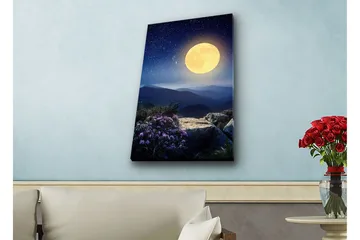 Canvastavla med LED-belysning - Storslagen måne över en fjärran bergslandskap med blommor i förgrunden - Mörkblå / Gul / Lila - Inredning & dekor - Tavlor & konst - Canvastavla