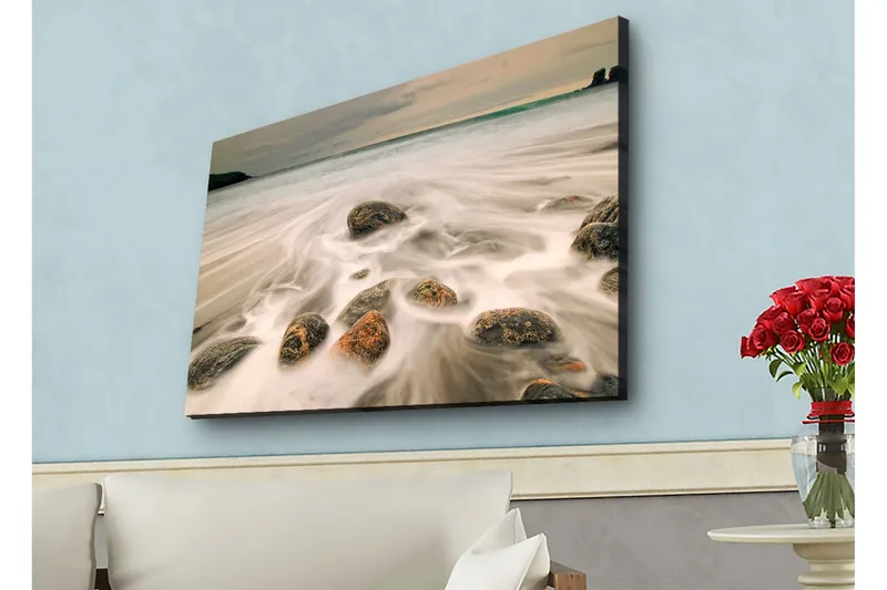 Canvastavla med LED-belysning - Strandscen med mjuka vågor som omsluter stenar, Grå / Beige / Svart