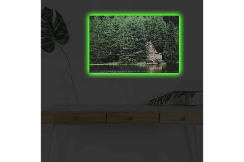 Canvastavla med LED-belysning - Stuga vid en spegelblanka sjö omgiven av tät grönska - Grön / Brun / Blå - Inredning & dekor - Tavlor & konst - Canvastavla