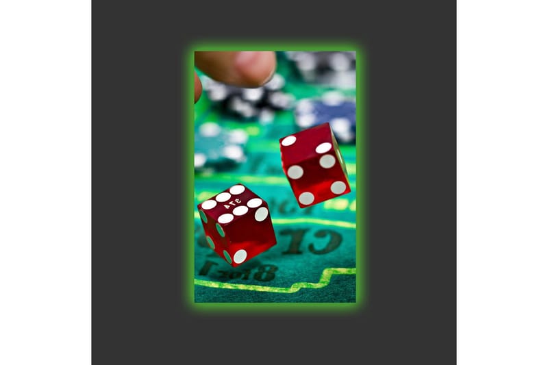 Canvastavla med LED-belysning - Tärningar som kastas på en grön spelplan - Röd / Grön / Svart - Inredning & dekor - Tavlor & konst - Canvastavla