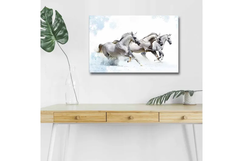 Canvastavla med LED-belysning - Tre vita hästar som galopperar genom snölandskap - Vit / Ljusgrå / Blå - Inredning & dekor - Tavlor & konst - Canvastavla