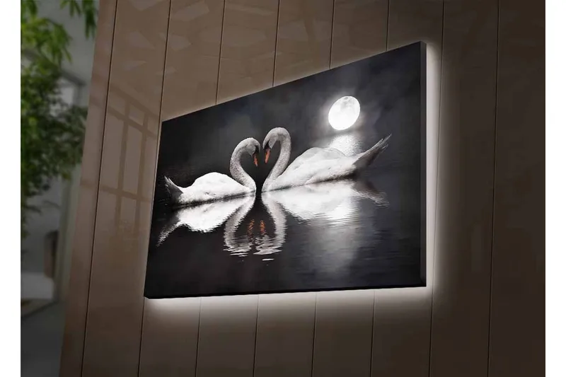 Canvastavla med LED-belysning - Två svanar som formar ett hjärta i en spegelblanka sjö under en måne - Vit / Svart / Grå - Inredning & dekor - Tavlor & konst - Canvastavla