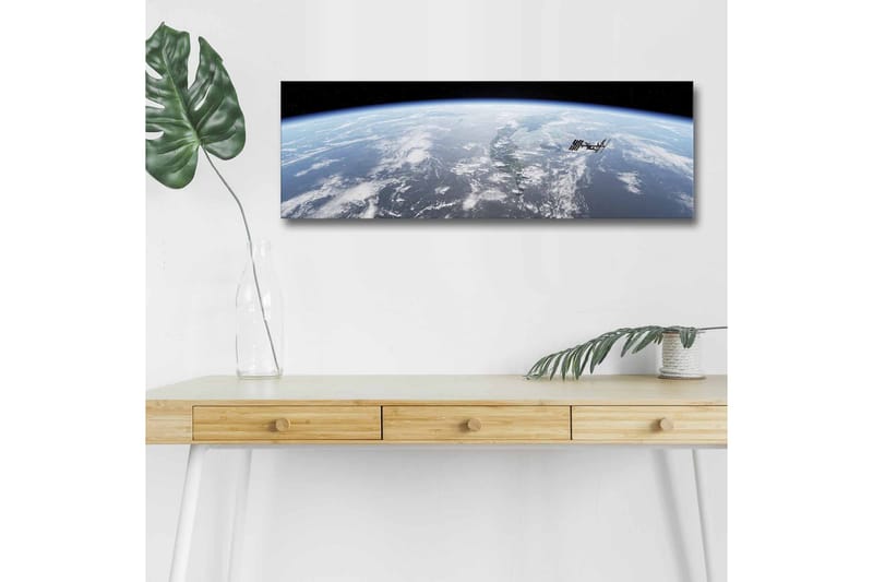Canvastavla med LED-belysning - Utsikt över jorden från rymden med internationella rymdstationen i fokus - Blå / Vit / Svart - Inredning & dekor - Tavlor & konst - Canvastavla