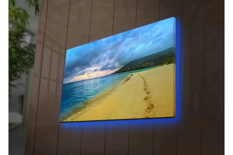 Canvastavla med LED-belysning - Vacker strand med fotspår i sanden och en dramatisk himmel - Blå / Sandgul / Grå - Inredning & dekor - Tavlor & konst - Canvastavla
