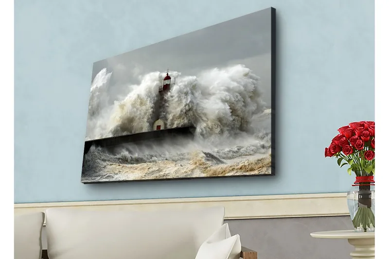 Canvastavla med LED-belysning - Vågskvalp som slår mot en fyr i stormigt väder, Grå / Vit / Brun