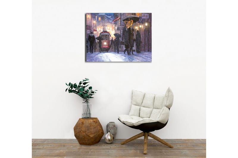 Canvastavla - Mörk stadsscen med en gammaldags spårvagn och människor med paraplyer i snöfall - Mörkblå / Röd / Grå - Inredning & dekor - Tavlor & konst - Canvastavla