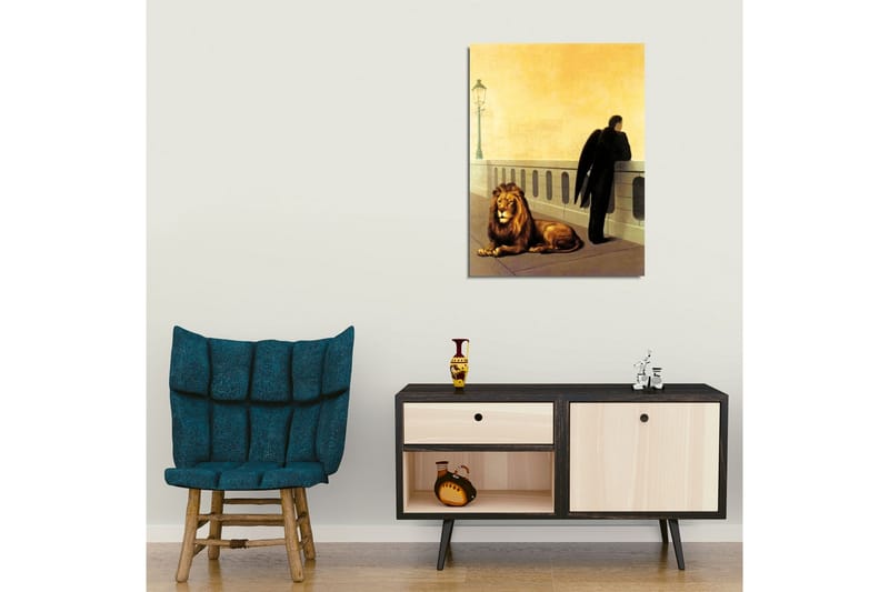 Canvastavla - Mörkklädd man med vingar som står vid en räcke, med en lejon som ligger ned bredvid honom - Guld / Svart / Brun - Inredning & dekor - Tavlor & konst - Canvastavla