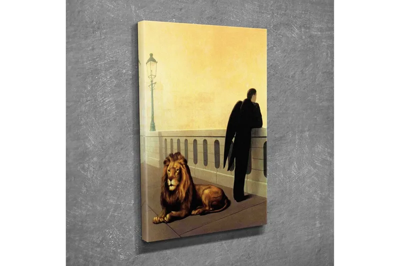 Canvastavla - Mörkklädd man med vingar som står vid en räcke, med en lejon som ligger ned bredvid honom - Guld / Svart / Brun - Inredning & dekor - Tavlor & konst - Canvastavla