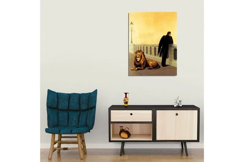 Canvastavla - Mörkklädd man med vingar som står vid en räcke, med en lejon som ligger ned bredvid honom - Guld / Svart / Brun - Inredning & dekor - Tavlor & konst - Canvastavla