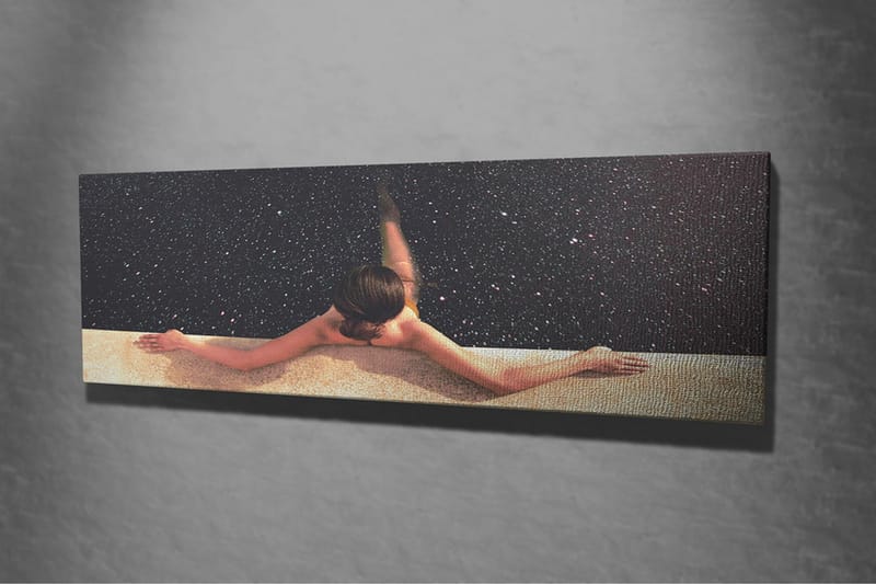 Canvastavla - Naken kvinna som sträcker sig över en pool med stjärnhimmel i bakgrunden - Mörkblå / Beige / Svart - Inredning & dekor - Tavlor & konst - Canvastavla