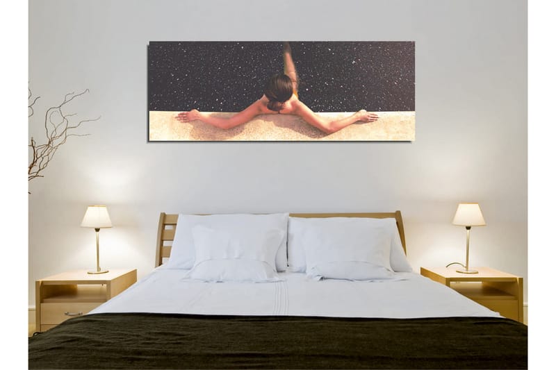 Canvastavla - Naken kvinna som sträcker sig över en pool med stjärnhimmel i bakgrunden - Mörkblå / Beige / Svart - Inredning & dekor - Tavlor & konst - Canvastavla