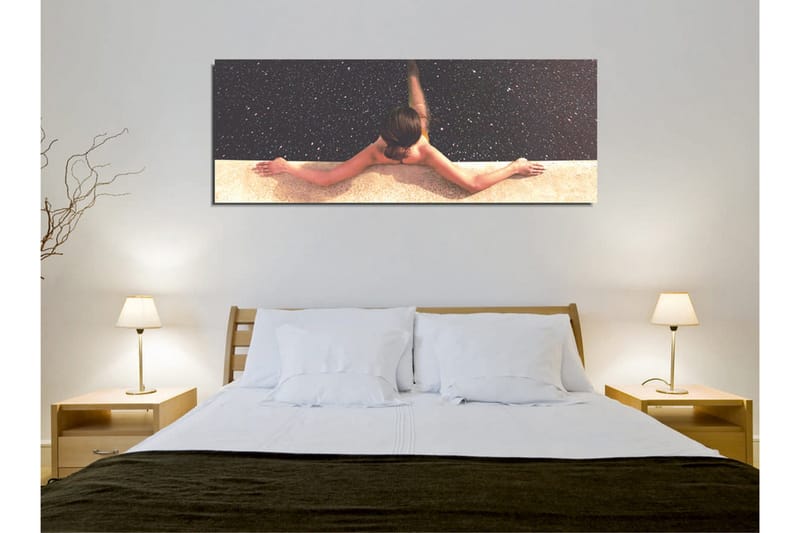 Canvastavla - Naken kvinna som sträcker sig över en pool med stjärnhimmel i bakgrunden - Mörkblå / Beige / Svart - Inredning & dekor - Tavlor & konst - Canvastavla