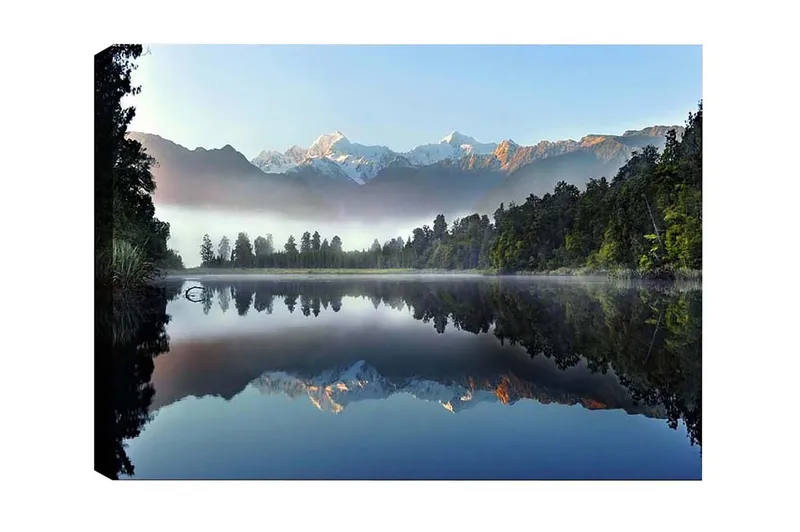 Canvastavla - Spegelblanka fjäll och skog vid en stilla sjö, Mörkgrön / Blå / Vit