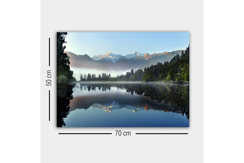 Canvastavla - Spegelblanka fjäll och skog vid en stilla sjö - Mörkgrön / Blå / Vit - Inredning & dekor - Tavlor & konst - Canvastavla