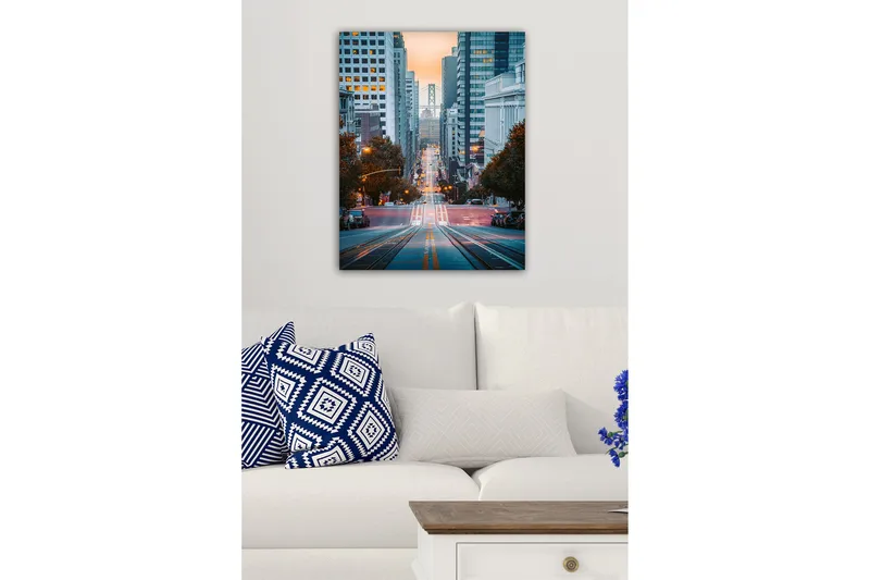Canvastavla - Stadsgata med sikt mot en bro i bakgrunden - Blå / Orange / Grå - Inredning & dekor - Tavlor & konst - Canvastavla