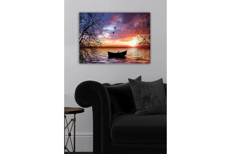 Canvastavla - Stämningsfull solnedgång över en stilla sjö med en båt i fokus - Lila / Orange / Svart - Inredning & dekor - Tavlor & konst - Canvastavla