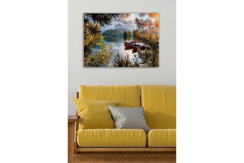 Canvastavla - Stilla sjö med röda båtar omgiven av grönskande träd och fjäll i bakgrunden - Grön / Röd / Blå - Inredning & dekor - Tavlor & konst - Canvastavla