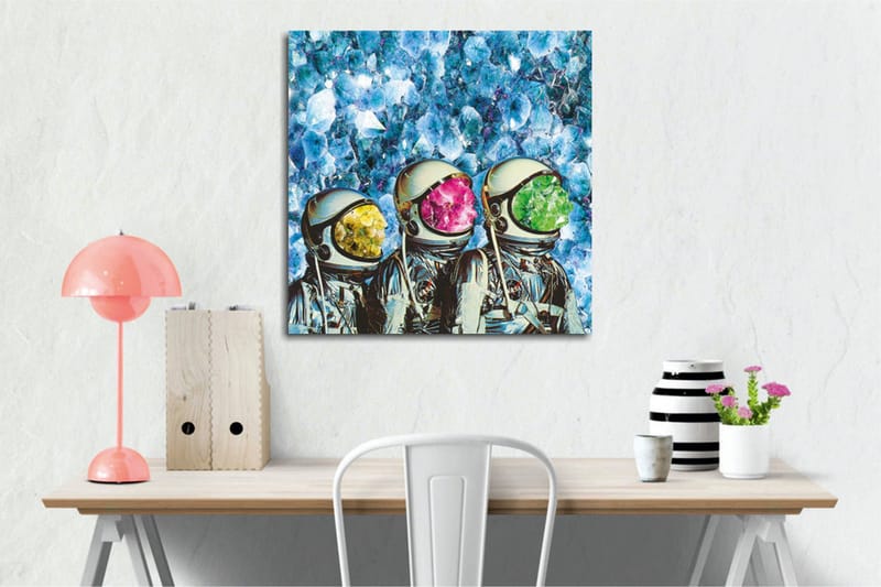 Canvastavla - Tre astronauter med färgglada hjälmar i en kristallin bakgrund - Blå / Grön / Rosa - Inredning & dekor - Tavlor & konst - Canvastavla
