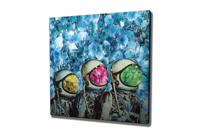 Canvastavla - Tre astronauter med färgglada hjälmar i en kristallin bakgrund, Blå / Grön / Rosa