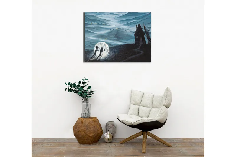 Canvastavla - Två barn som leker med en stor måne i en drömlik landskapsscen - Mörkblå / Ljusgrå / Svart - Inredning & dekor - Tavlor & konst - Canvastavla