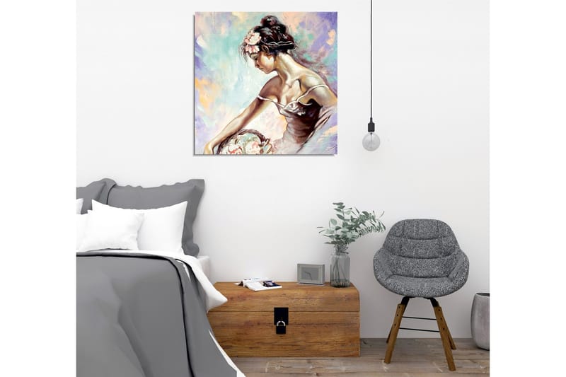 Canvastavla - Ung kvinna med blommor i håret som lutar sig över en korg - Ljusblå / Beige / Rosa - Inredning & dekor - Tavlor & konst - Canvastavla