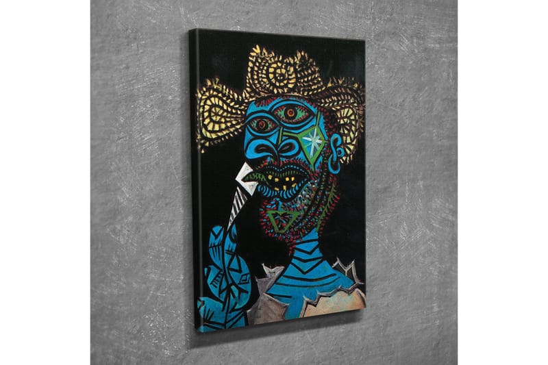 Canvastavla - Uttrycksfull porträtt av en man med färgglada detaljer och en dramatisk bakgrund - Blå / Svart / Gul - Inredning & dekor - Tavlor & konst - Canvastavla