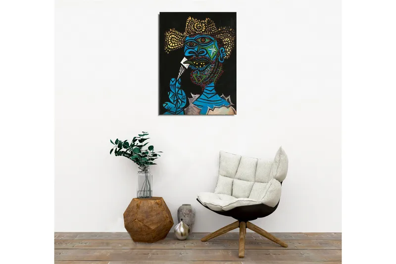 Canvastavla - Uttrycksfull porträtt av en man med färgglada detaljer och en dramatisk bakgrund - Blå / Svart / Gul - Inredning & dekor - Tavlor & konst - Canvastavla