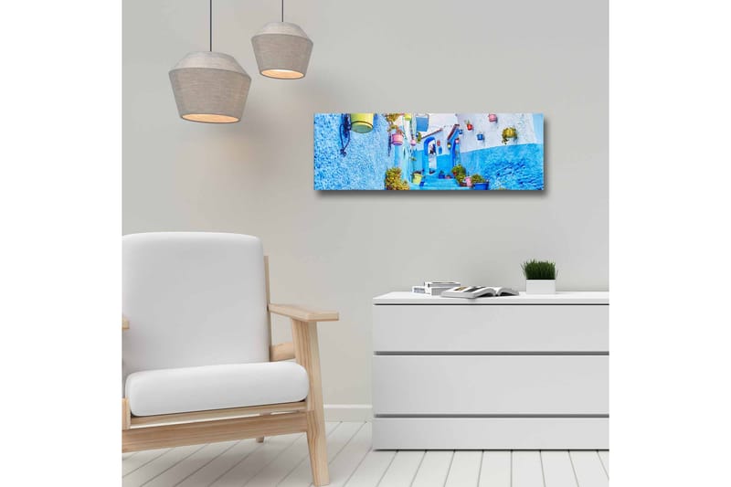 Canvastavla - Vacker gränd med blå väggar och färgglada blomkrukor - Blå / Vit / Gul - Inredning & dekor - Tavlor & konst - Canvastavla