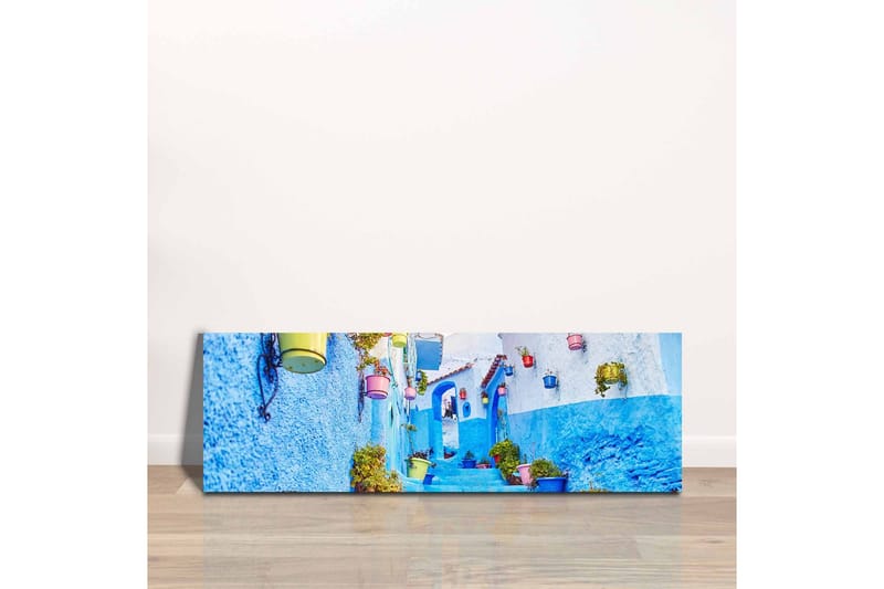 Canvastavla - Vacker gränd med blå väggar och färgglada blomkrukor - Blå / Vit / Gul - Inredning & dekor - Tavlor & konst - Canvastavla