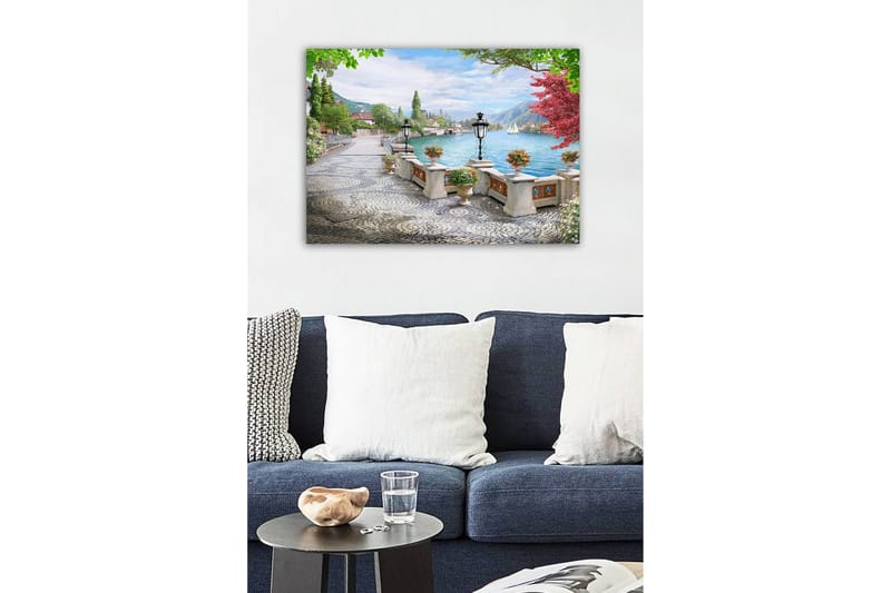 Canvastavla - Vacker sjöutsikt med en promenadgata och blommor i krukor - Grön / Blå / Rosa - Inredning & dekor - Tavlor & konst - Canvastavla