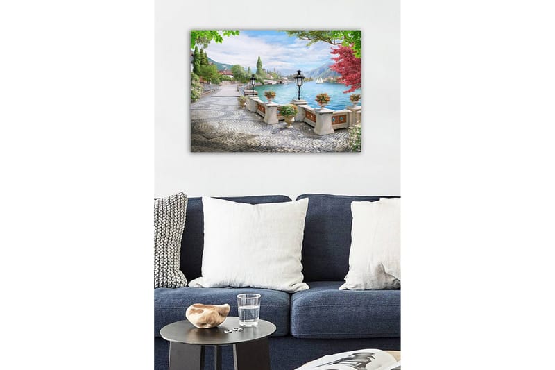 Canvastavla - Vacker sjöutsikt med en promenadgata och blommor i krukor - Grön / Blå / Rosa - Inredning & dekor - Tavlor & konst - Canvastavla