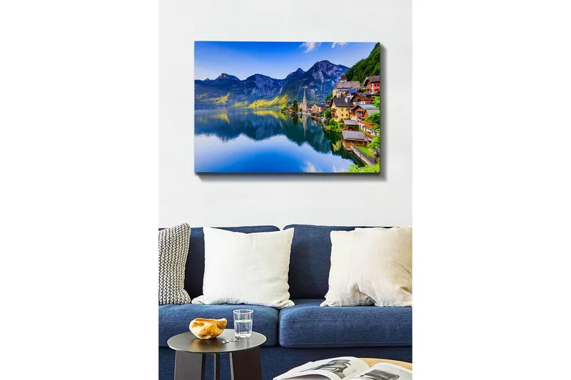 Canvastavla - Vacker sjöutsikt med färgglada hus vid stranden och majestätiska berg i bakgrunden - Blå / Grön / Gul - Inredning & dekor - Tavlor & konst - Canvastavla