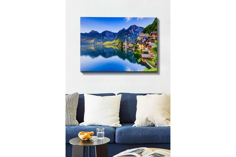 Canvastavla - Vacker sjöutsikt med färgglada hus vid stranden och majestätiska berg i bakgrunden - Blå / Grön / Gul - Inredning & dekor - Tavlor & konst - Canvastavla