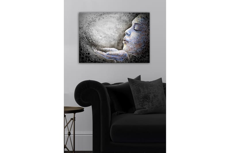 Canvastavla - Porträtt av en kvinna som blåser ut partiklar från sina händer - Grå / Blå / Svart - Inredning & dekor - Tavlor & konst - Canvastavla