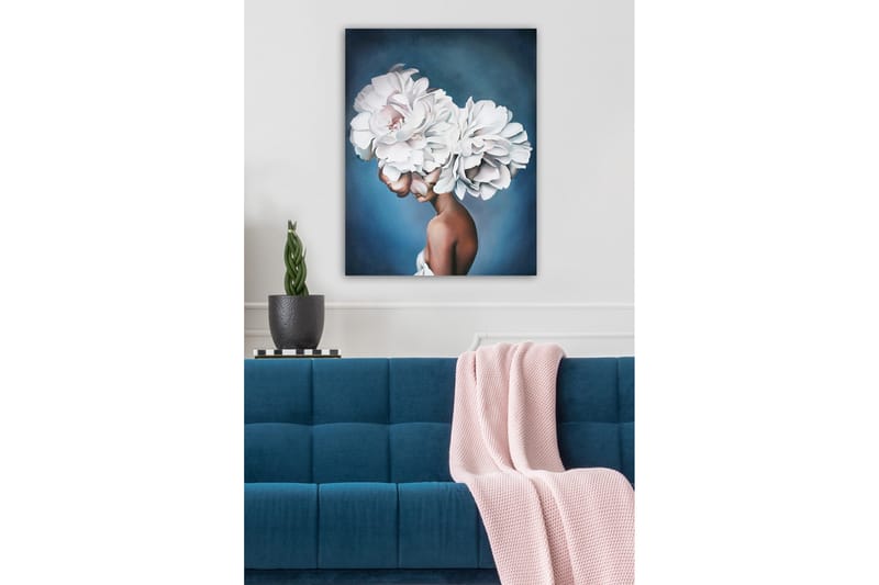 Canvastavla - Porträtt av en kvinna med stora, vita blommor som huvudprydnad - Vit / Blå / Brun - Inredning & dekor - Tavlor & konst - Canvastavla