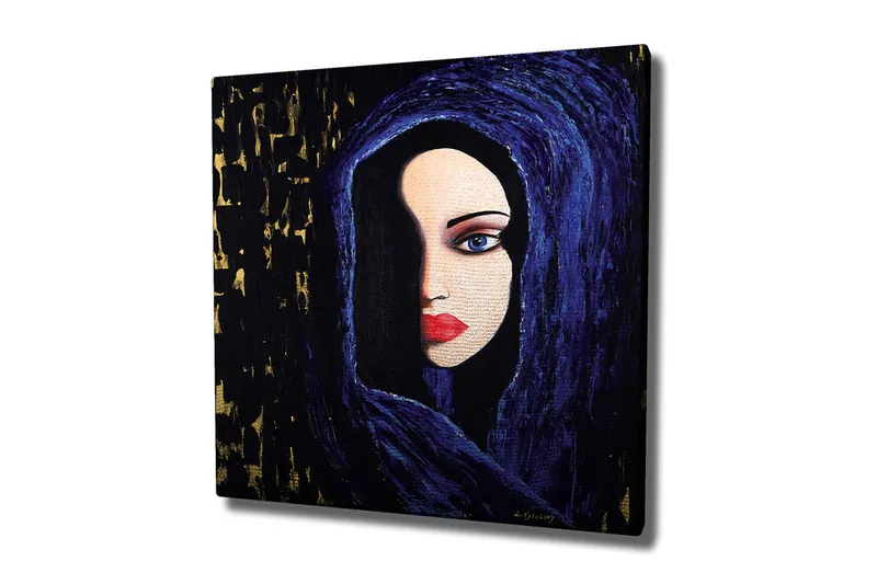 Canvastavla - Porträtt av en kvinna med en mystisk blick i en mörk huva - Mörkblå / Svart / Röd - Inredning & dekor - Tavlor & konst - Canvastavla
