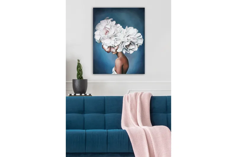 Canvastavla - Porträtt av en kvinna med stora, vita blommor som huvudprydnad - Vit / Blå / Brun - Inredning & dekor - Tavlor & konst - Canvastavla