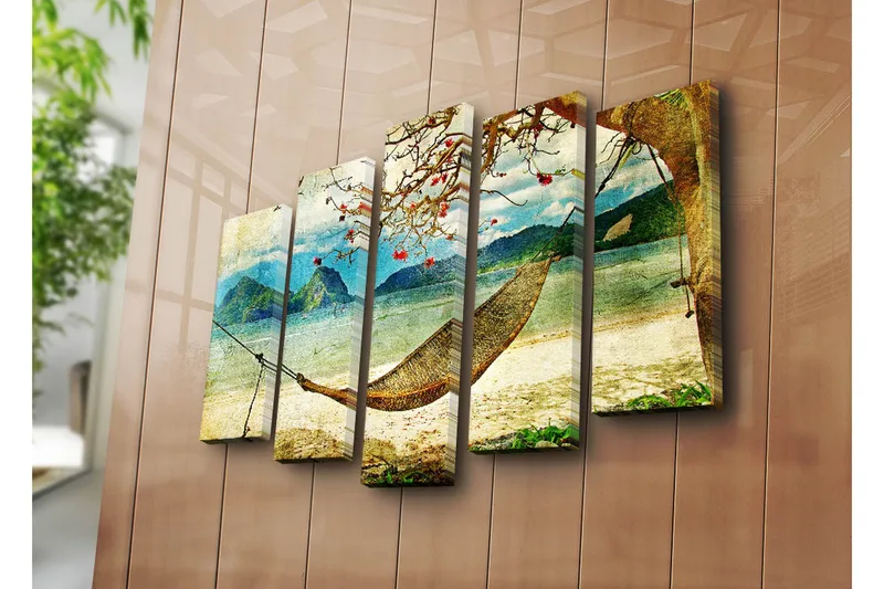 Stor Canvastavla i 5 delar 105x70 cm - Avkopplande hängmatta under ett träd vid en strand med berg i bakgrunden - Blå / Grön / Beige - Inredning & dekor - Tavlor & konst - Canvastavla