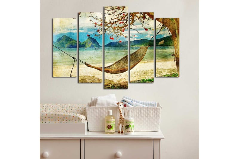 Stor Canvastavla i 5 delar 105x70 cm - Avkopplande hängmatta under ett träd vid en strand med berg i bakgrunden - Blå / Grön / Beige - Inredning & dekor - Tavlor & konst - Canvastavla