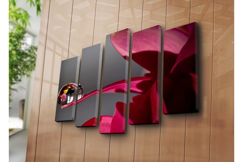 Stor Canvastavla i 5 delar 105x70 cm - Droppar på en blomma med reflektioner av omgivningen - Mörkröd / Rosa / Klar (transparent) - Inredning & dekor - Tavlor & konst - Canvastavla