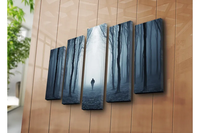 Stor Canvastavla i 5 delar 105x70 cm - Ensam figur som går genom en dimmig skog - Mörkblå / Grå / Svart - Inredning & dekor - Tavlor & konst - Canvastavla