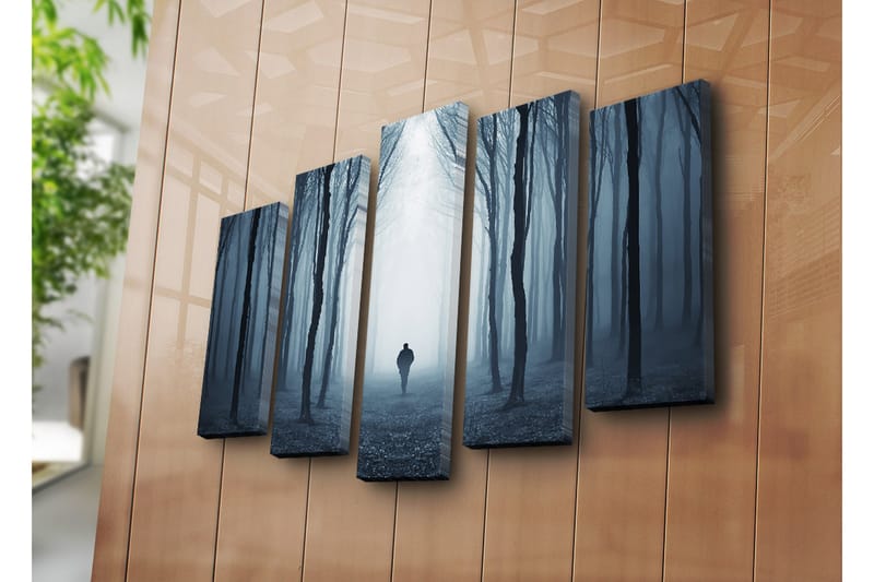 Stor Canvastavla i 5 delar 105x70 cm - Ensam figur som går genom en dimmig skog - Mörkblå / Grå / Svart - Inredning & dekor - Tavlor & konst - Canvastavla