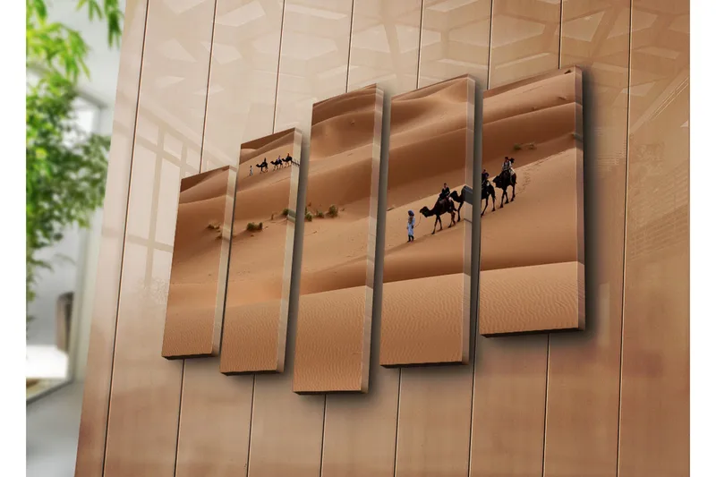 Stor Canvastavla i 5 delar 105x70 cm - Kamelkaravan som rör sig genom sanddyner - Sandbeige / Ljusbrun / Grön - Inredning & dekor - Tavlor & konst - Canvastavla