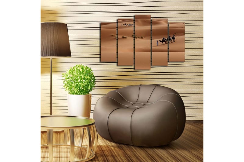 Stor Canvastavla i 5 delar 105x70 cm - Kamelkaravan som rör sig genom sanddyner - Sandbeige / Ljusbrun / Grön - Inredning & dekor - Tavlor & konst - Canvastavla