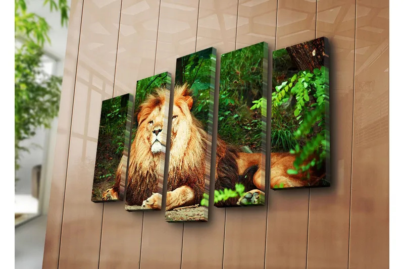 Stor Canvastavla i 5 delar 105x70 cm - Majestätisk lejon med imponerande man i en naturlig miljö - Guld / Grön / Brun - Inredning & dekor - Tavlor & konst - Canvastavla